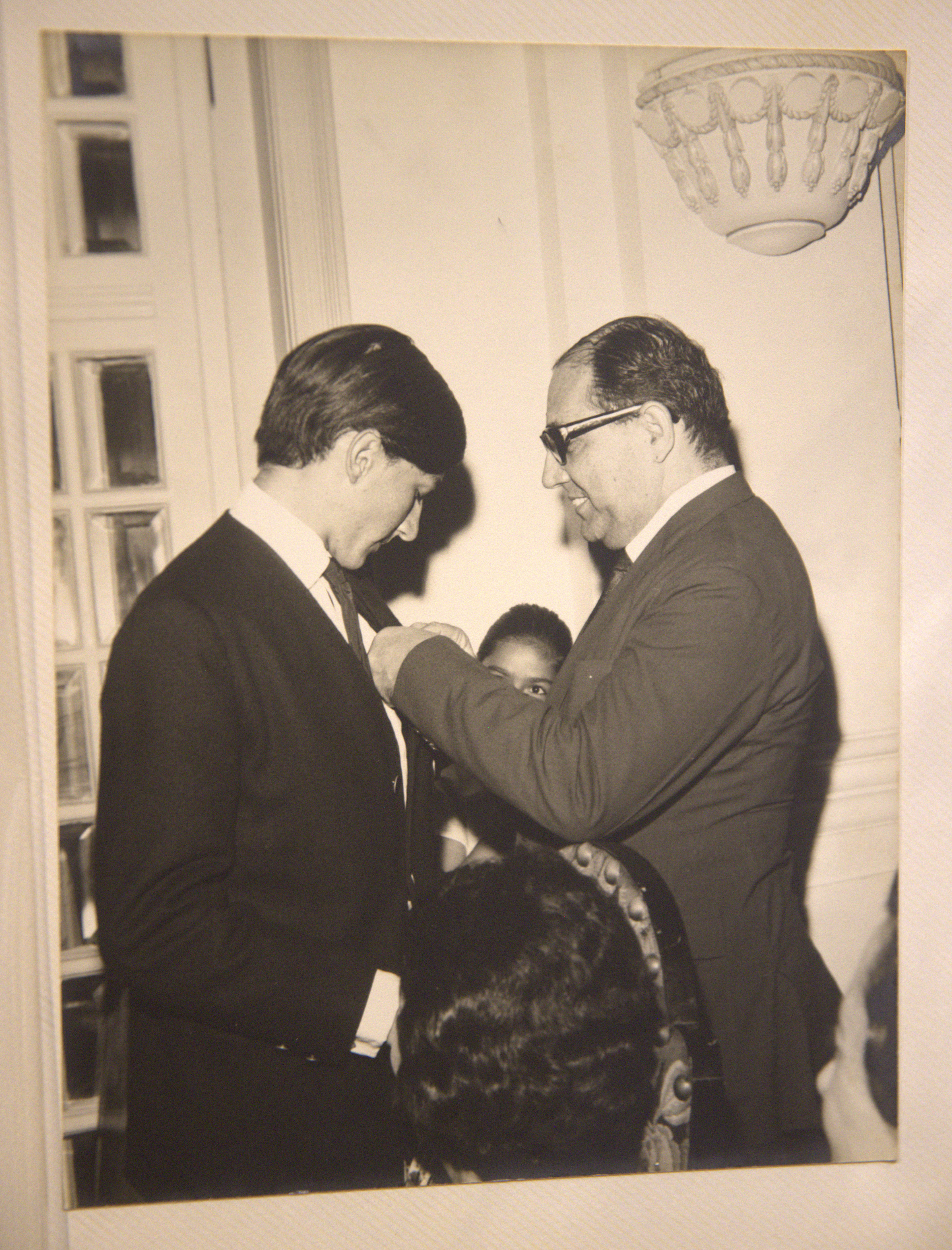 O adolescente Gelson Fonseca Júnior recebendo uma medalha de mérito escolar.